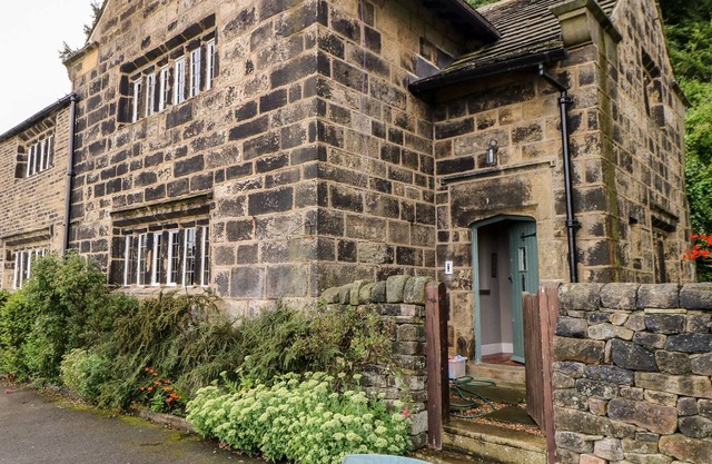 WARLEY LODGE, pet friendly, character holiday cottage in Halifax