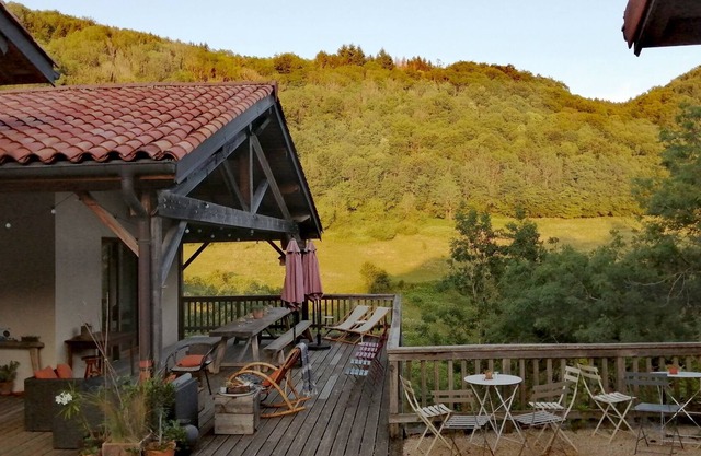 Warm and comfortable stone house at the foot of the trails