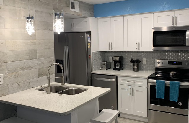 Warm and cozy 1 bed/1 bath Condo Just 7 miles from Disney!