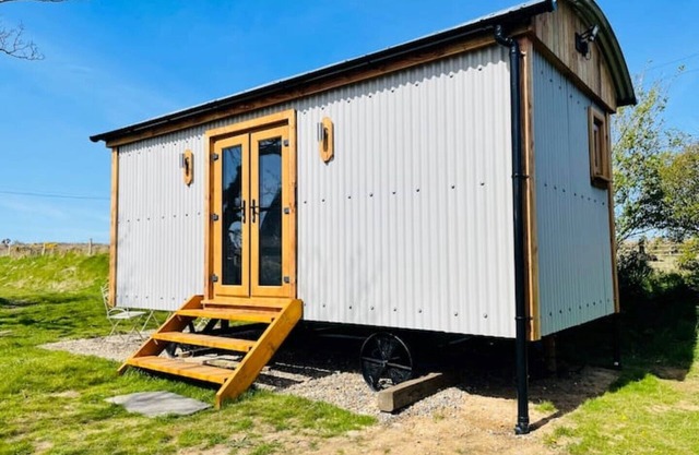 Warm, cosy Shepherds Hut near coastal path!
