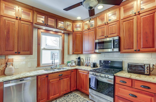 Warm & Cozy Mansfield Home: Deck, Gas Fire Table!