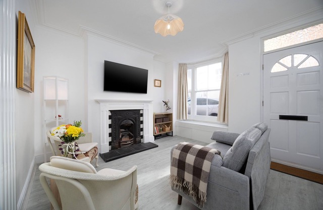 Warm & Inviting Home | Lincoln Hospital | Sleeps 5