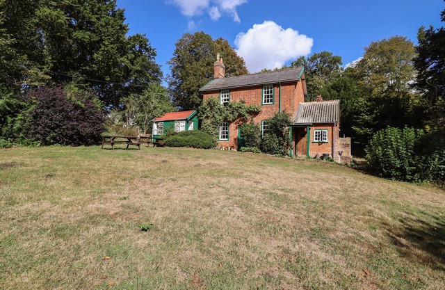 WARREN COTTAGE, pet friendly, character holiday cottage in Assington