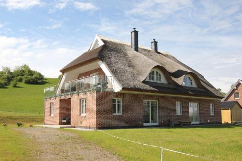 wassernahes Ferienhaus mit Meerblick und Schwimmbadnutzung in Sellin - Ferienhaus Rohrweihe