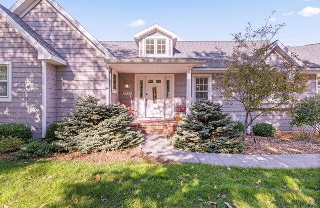 Water front 4-bedroom house with Lambeau views, pool table and theater room