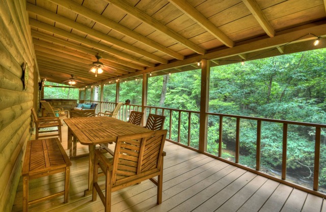 Water-front cabin with hot tub!