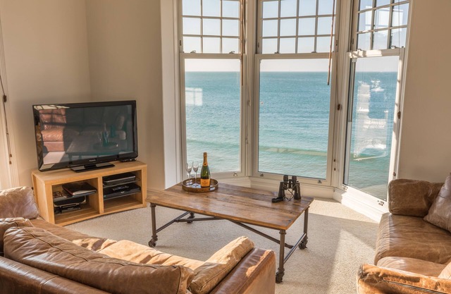 Water's Edge Apartment, luxury, 3 bed, sleeps 6