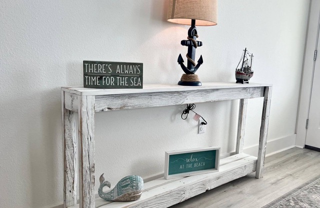 Water View/1/2 block from the beach Beautiful Cottage