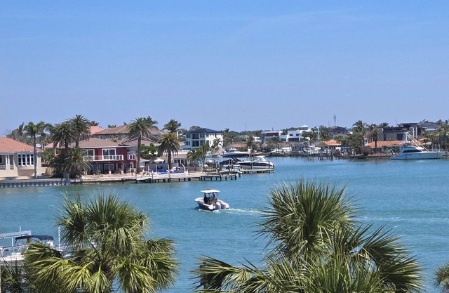 Water View Condon2-bedroom apartment in gorgeous St. Pete Beach with WiFi, AC.