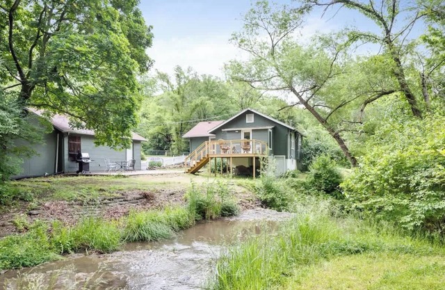 Waterfall Garden Cottage Lux Beds 5 Min. 2 DT KCMO