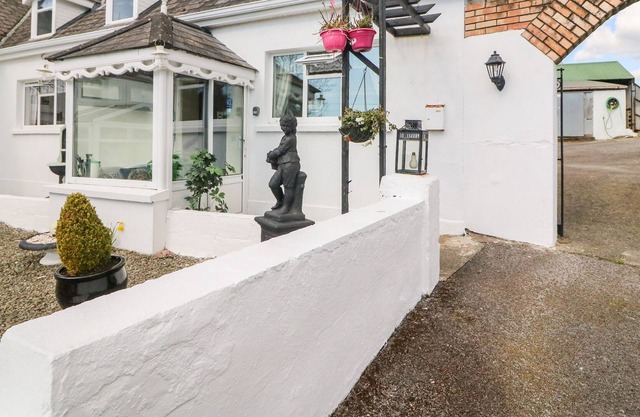 WATERFALL HOUSE, romantic, with a garden in Dunmanway, County Cork