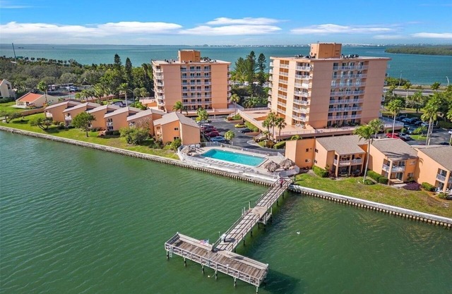 WATERFRONT 1BD/1BA Sanctuary Suite 5 MINS to DOWNTOWN LIVE MUSIC & BEACHES!