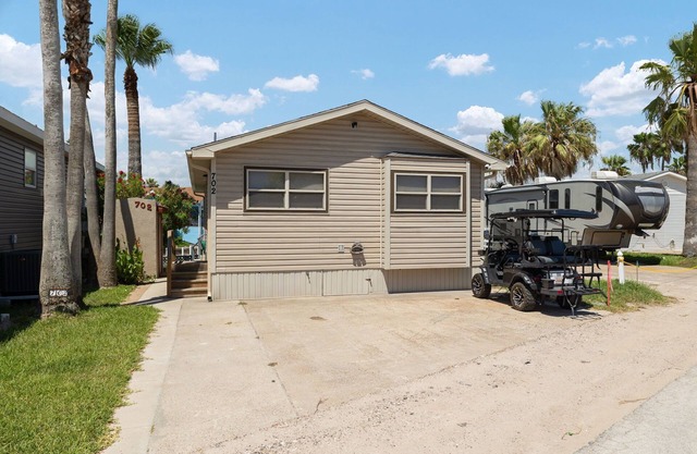 Waterfront 2 Bedroom Cottage
