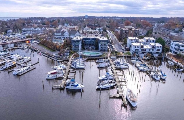 Waterfront 2-bedroom condo in Eastport, Annapolis with private parking