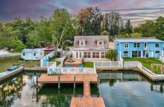 Waterfront 3 Bedroom Hudson Getaway with private dock!