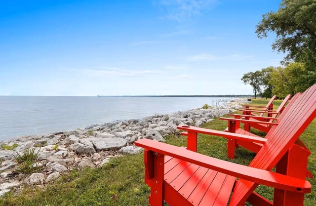 Waterfront 3-bedroom house on the Bay of Green Bay with AC, WiFi