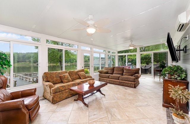 Waterfront 3 suites and 3 bathrooms. True lake living.