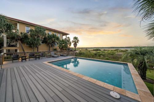Waterfront Beach Oasis Private Pool Deck & BBQ