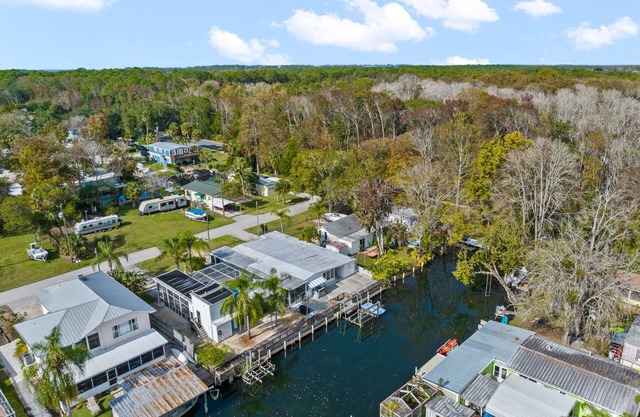 Waterfront! Charming & Quaint Cottage