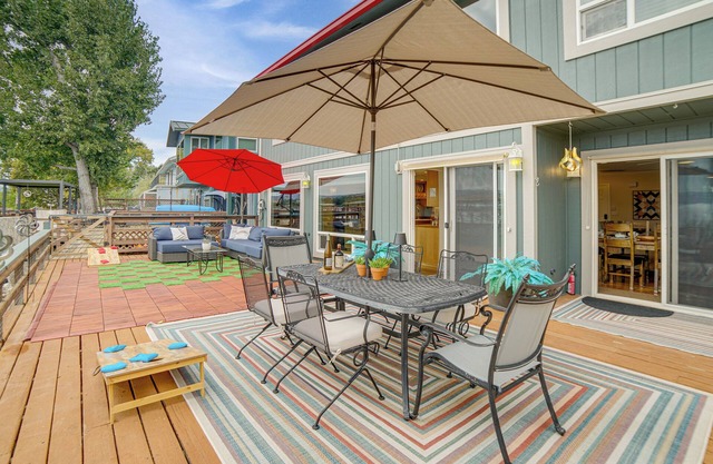 Waterfront Clear Lake Home w/Game Room & Deck!