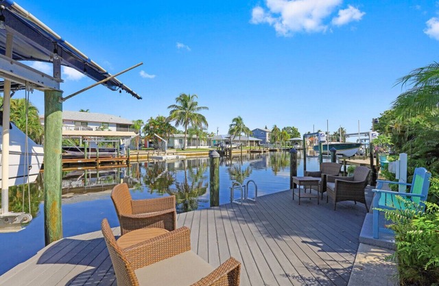 Waterfront cottage in Matlacha, FL - Unavailable at this time due to Hurr Ian.🌴