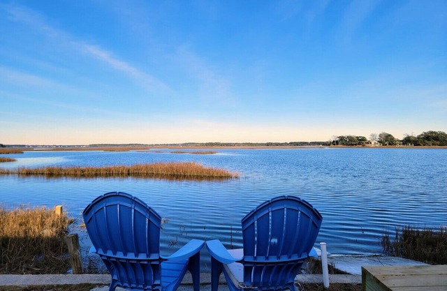 Waterfront cottage with a jon boat, Kayaks, and three miles to the beach