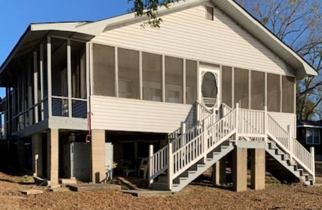Waterfront cottage in Brashears Subdivision.