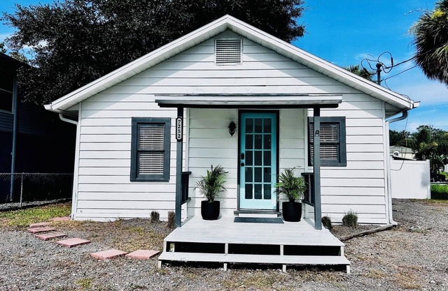 Waterfront Cottage with private canal.Access to Weeki Wachee River.RV welcomed.