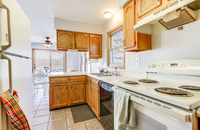 Waterfront Cottage w/Dock on Dragon Lake!