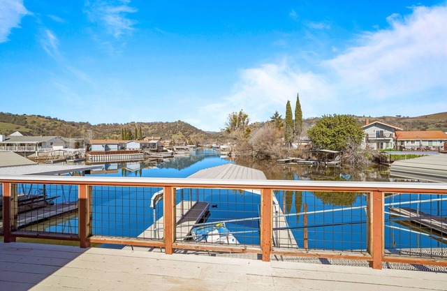 Waterfront Escape-HotTub-Arcade-FirePit-LargeDeck-PedalBoat-CoveredDock-VIEWS