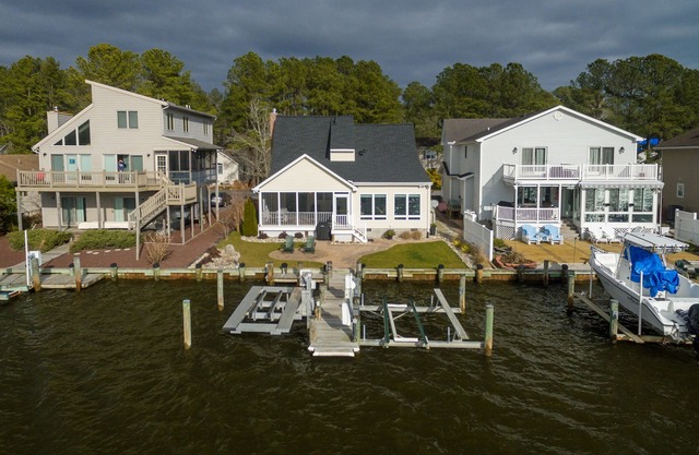 Waterfront Getaway with Sunsets and Bald Eagles for Company
