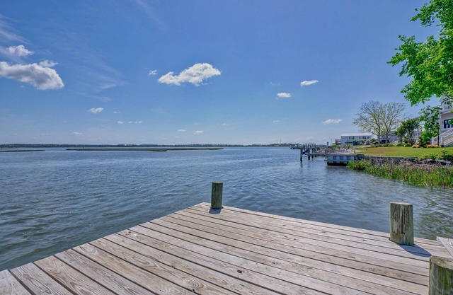 WATERFRONT, gorgeous, PVT DOCK, relax, DOWNTOWN, fish, RETREAT