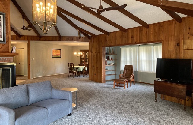 Waterfront home .5 miles from downtown Tavares and 10 minutes from Harris Chain.