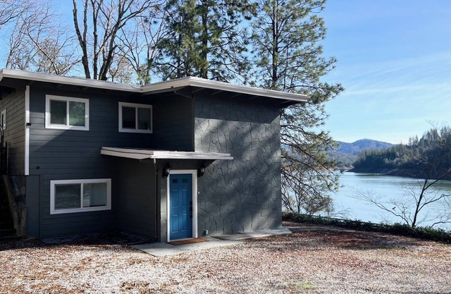 Waterfront home on Shasta Lake- Bar, Pool Table, Hot Tub, Boat Parking