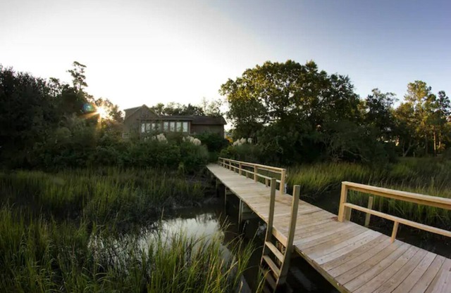 Waterfront house. Pier, kayak, fishing, privacy, nature. Near beaches, boating.