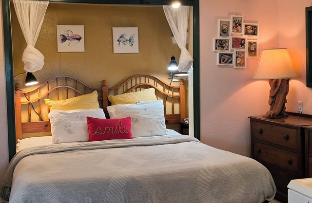 Waterfront King Bed Studio Free Laundry Private fenced Patio With Water View