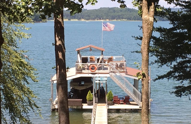 Waterfront Lakehouse 4bd,3.5ba,Deep Water Double Deck Dock, Lrg 6 person Jacuzzi