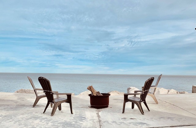 Waterfront Lighthouse + Cedar Point + Fishing + Firepit + Park Playground Pier