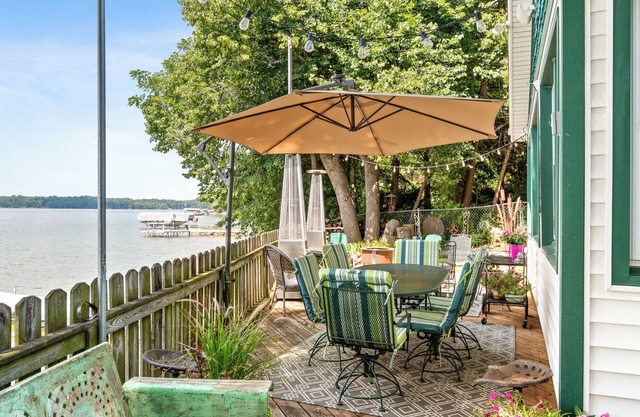 Waterfront ~On Rock Lake ~ Firepit ~ Fishing