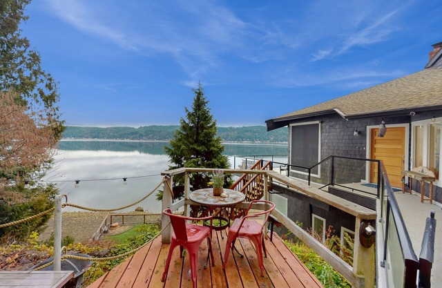 Waterfront Oyster Farm Retreat with Putting Green, Perfect for Hosting