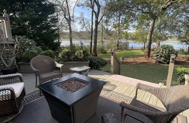 Waterfront Pet Friendly Fishing Pier, 5 Min to Beach, Sleeps 8+, Kayaks & Bikes!