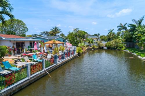 Waterfront Pool Paradise Luxe Home, Modern, Near Best Beachs Shopping,Hard Rock Casino Fun