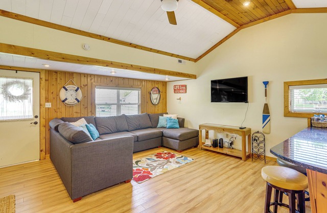 Waterfront Port Clinton Cottage w/Fire Pit!