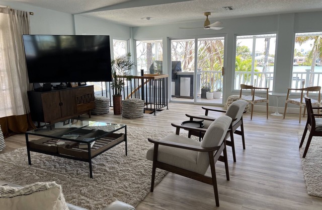 Waterfront Renovated Luxury Home with pool and spa - 5 min walk to the beach