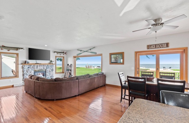 Waterfront Retreat- 15 minutes from Lambeau field, easy access to Door County!