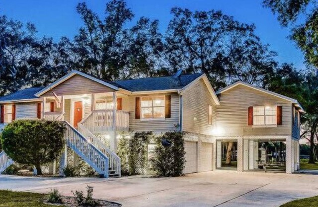 WATERFRONT, Sleeps 16,2 Docks, POOL,fire pit, FREE Boats/Wedding VENUE