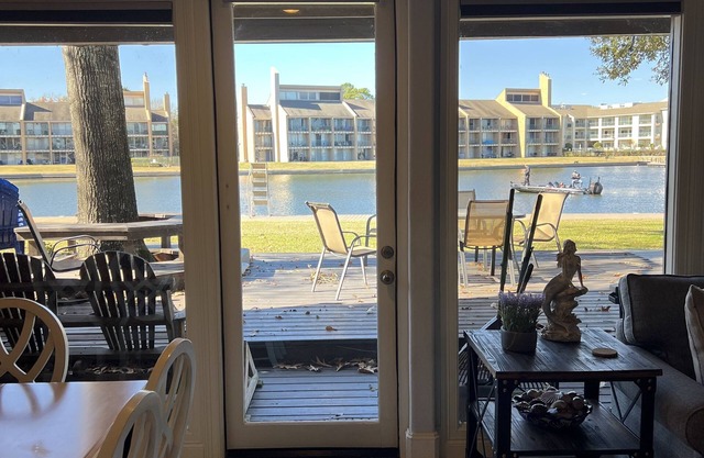 Waterfront updated 3 Bedroom Townhome on Quiet Cove, sleeps 10 fully furnished.