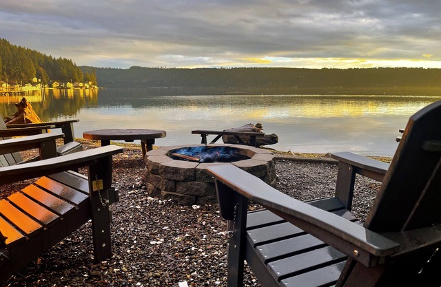 Waterside Retreat on Hood Canal – Waterfront Home with Hot Tub and Arcade