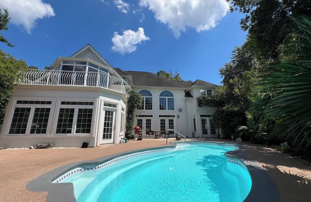 Waterway Oasis w/4 bedrooms, gourmet kitchen, pool table, dock and private pool