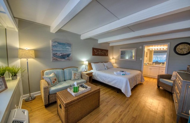 Waterway View Studio 2 w/Pool, 1 mile to Wrightsville Beach